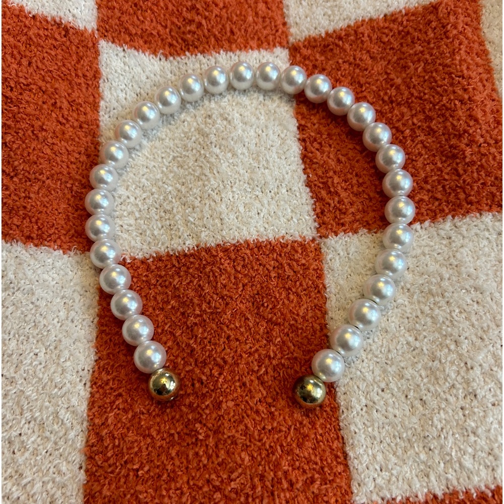 Cute pearl headband with gold tips. Perfect for the holidays! 🎀